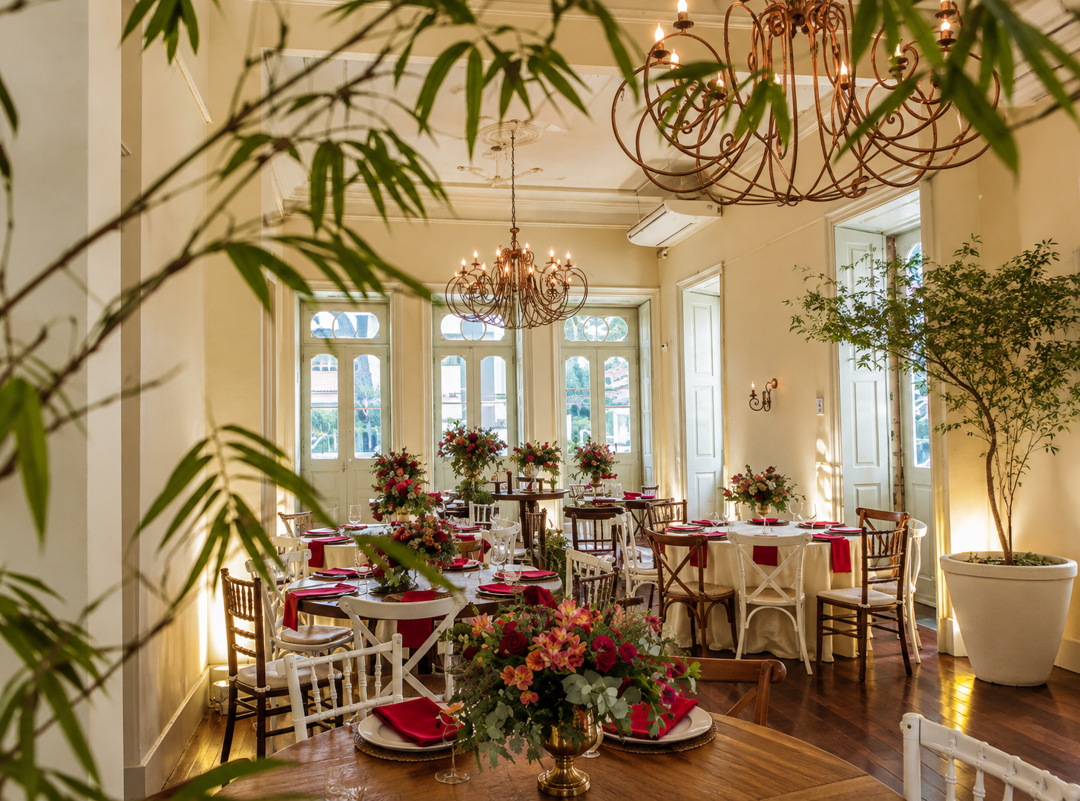 Salão decorado com flores e candelabros